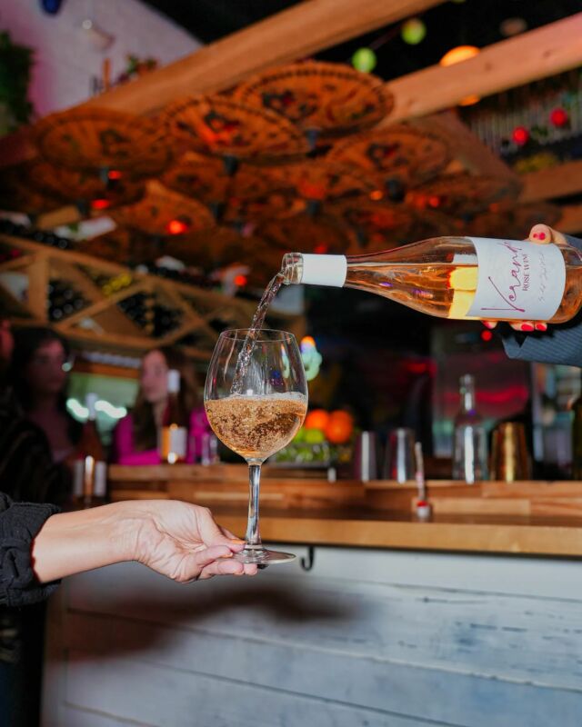 To whom would you offer this glass of Veranda...? 
.
.
.
#rosewine #rosewithjose #takeaglassofwine #flavors #makeamatch #pairs